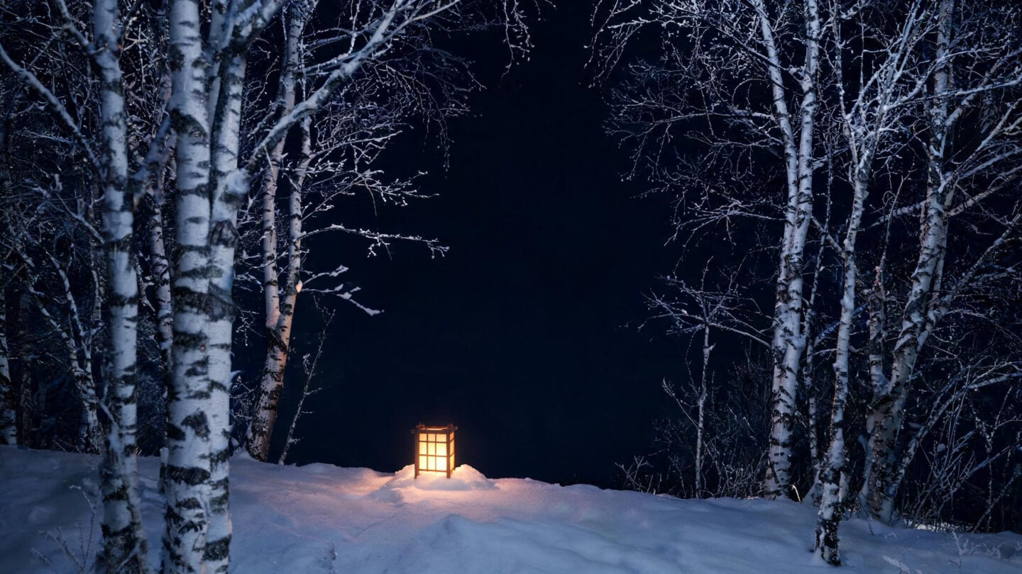 Laterne in verschneiter Winternacht